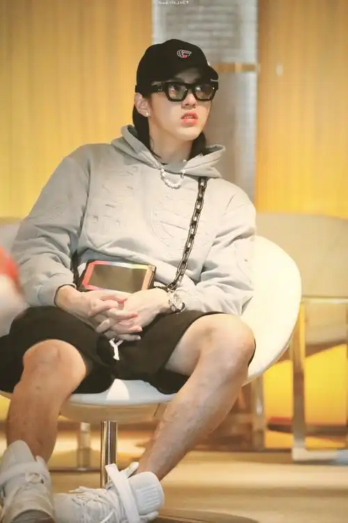 查看全部>> 不好意思,第一眼关注点在腿上了 吴亦凡,我是您的"腿毛"