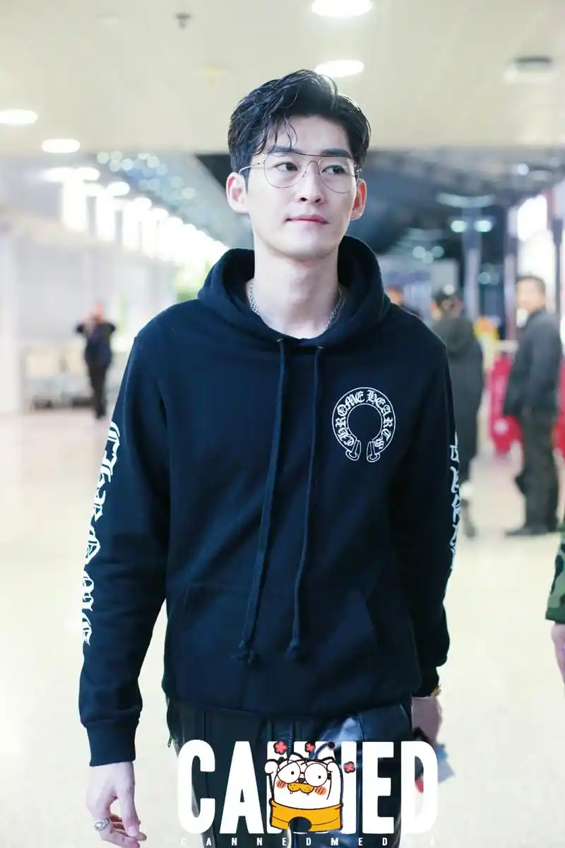 张翰机场街拍,对视两眼电力十足