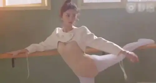 景甜穿芭蕾服拍画报 大秀曲线身材