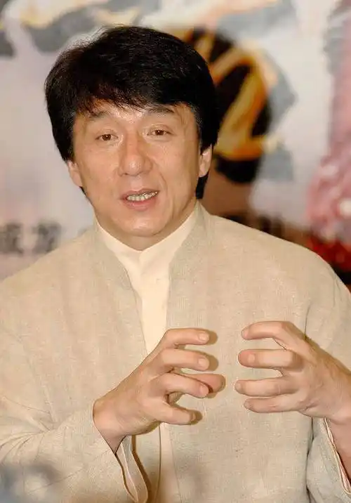 娱乐圈:成龙现身少林寺疑为找接班人,走路踉跄直不起腰_电影_中国_身