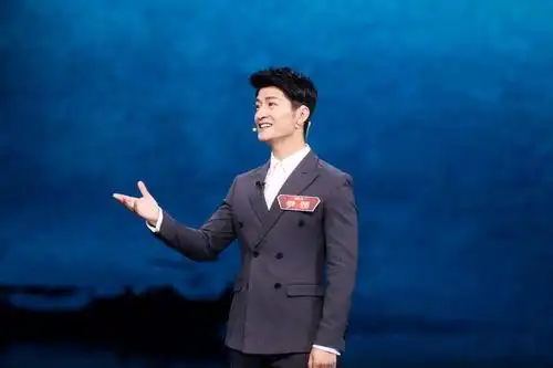 从地方电视台,开始进入到央视节目中,尹颂在主持人方面的能力无疑是