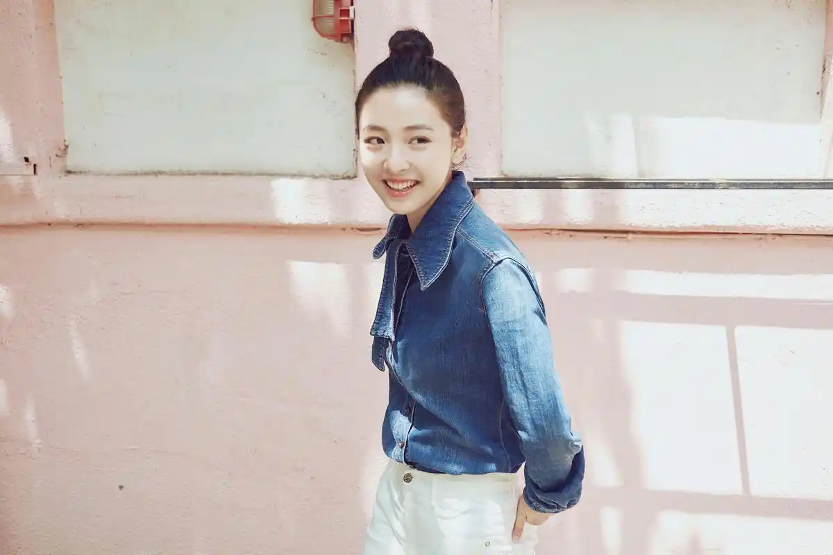 吴倩春日休闲出街蓝衣白裤清新感爆棚