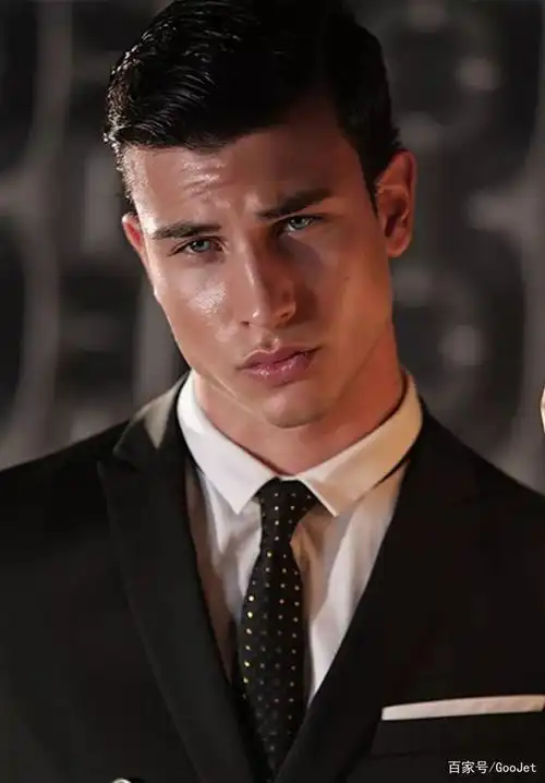 拥有大海般蓝色眼睛的意大利男模mattia narducci