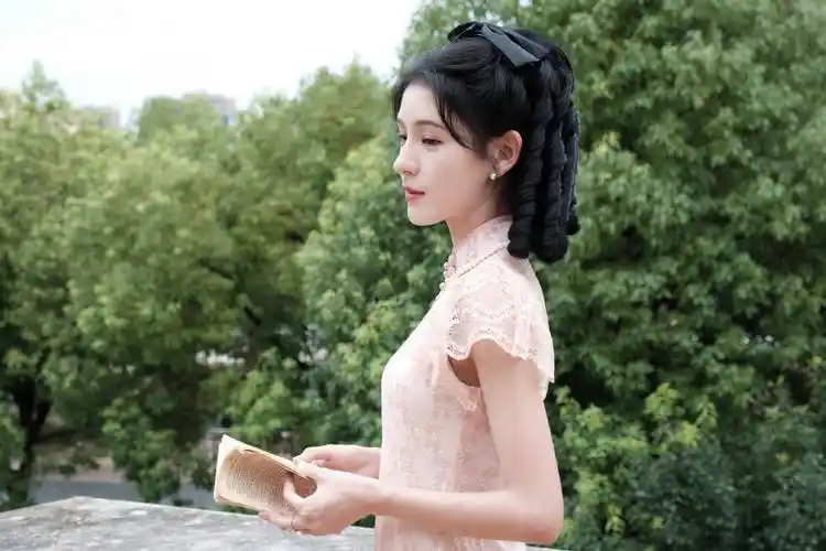 张予曦晒民国风造型写真粉色蕾丝边旗袍气质温婉