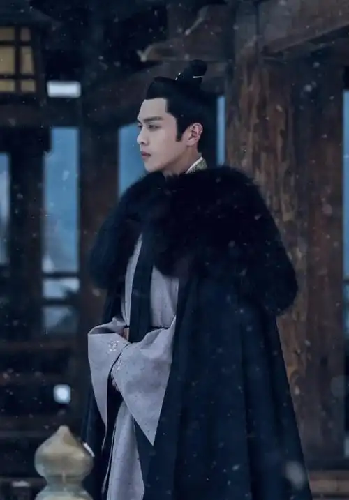 同样是穿裘皮大衣将任嘉伦许凯邓为放在一起差距一目了然