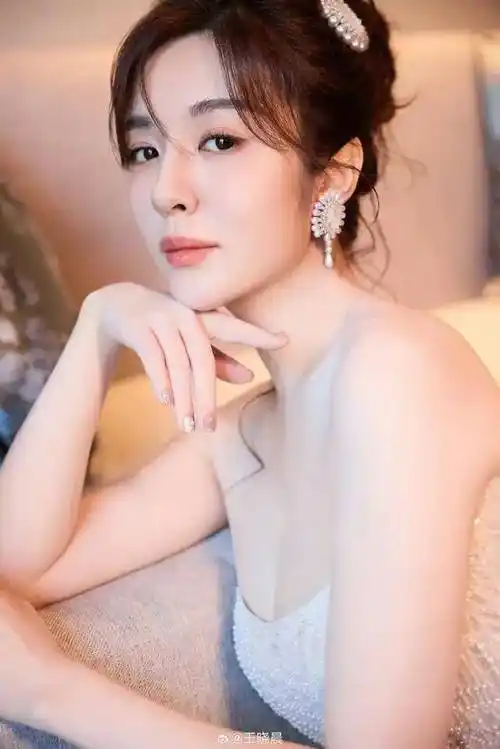 王晓晨穿低胸长裙超靓!肤白貌美大长腿魔鬼身材性感火辣