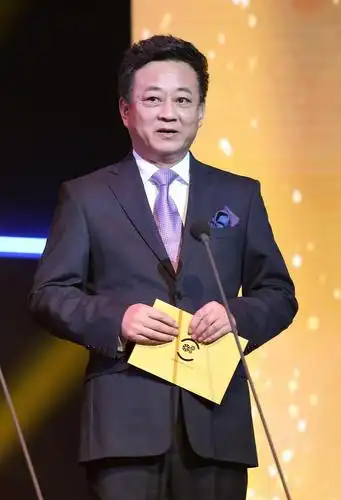 朱军携妻子参加电影节,脸部圆润显发福,与妻子深情对视超恩爱!