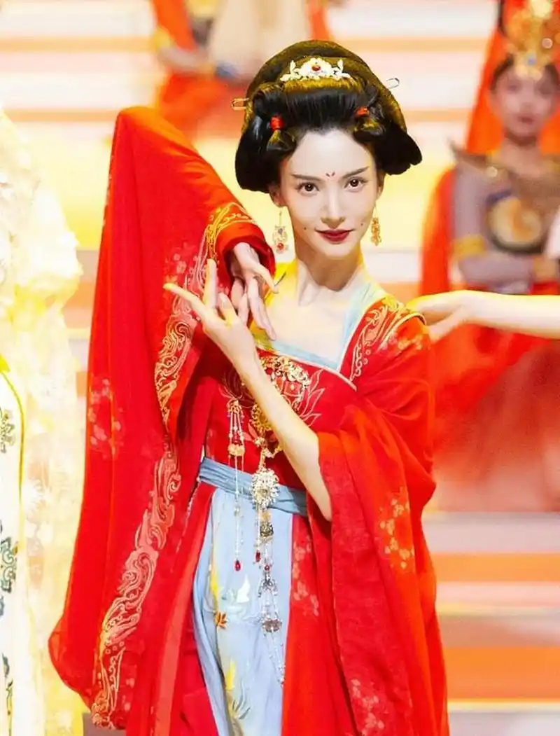金晨的美真是惊艳了,古装造型毫无违和感,红装更有气质