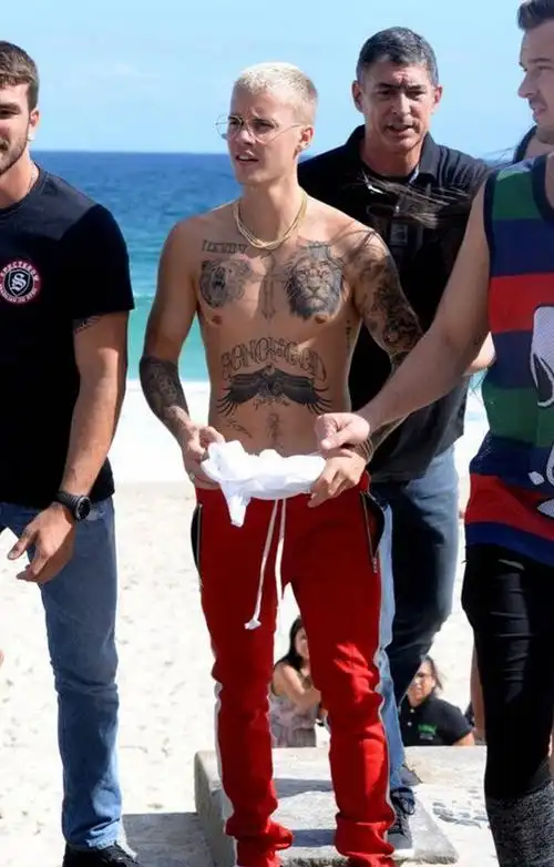 比伯上纹身的速度简直像要赶超小贝,不过贝家的大布绝对是个劲敌