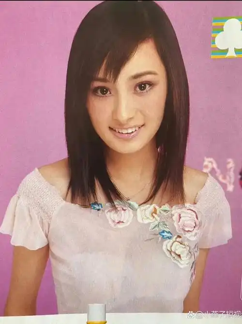 我翻阅到了杨幂年轻时的杂志,发现她的脸型变化实在是太大了