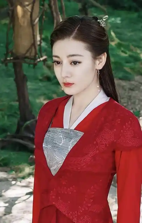 迪丽热巴"小狐狸"古装够惊艳了,看到冯提莫"大侠"装扮惊艳了