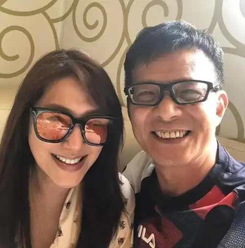 虽然表面看她长的有点像男生,可是她的个性爽朗,即使外形一般,也一点