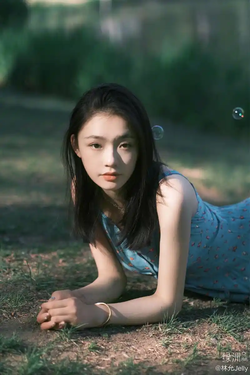 林允初夏胶片写真释出穿碎花裙清新甜美