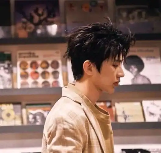 蔡徐坤更换了自己的微博头像,头像是他的一张侧脸张,穿着卡其色格纹小