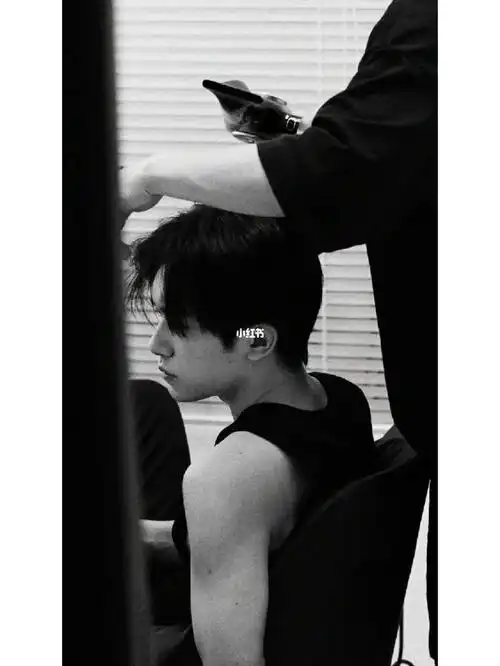 易烊千玺黑白系   啊啊啊啊啊哥哥杀我 真的好帅