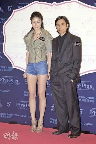 高妹陈慧琳再穿上4吋高跟鞋,令冯德伦不大情愿合照