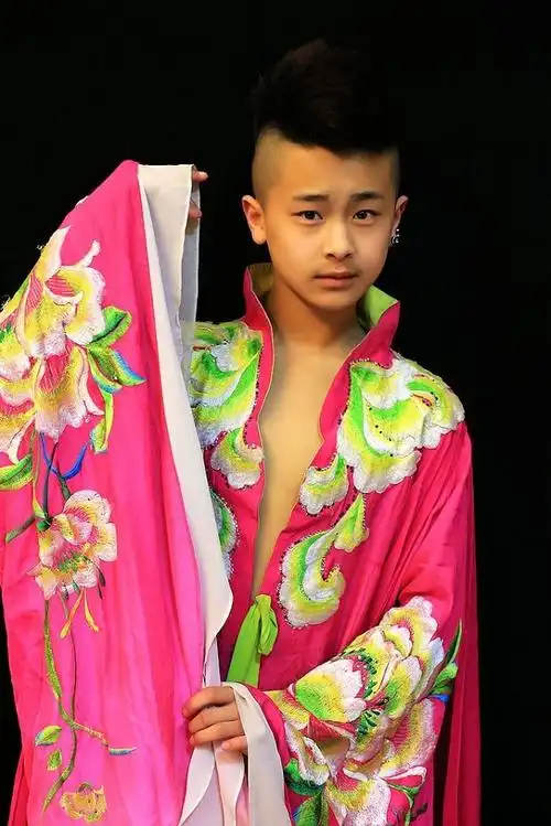 【潇洒帅健-a434】小帅梁傲 反串演员-03