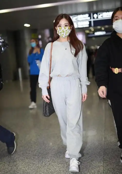 穿卫衣搭配什么裤子更好看学明星这样穿显瘦减龄又时髦