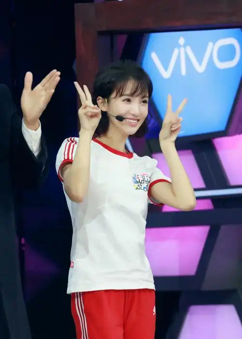 《花样姐姐》中的水上飞板以及立式划桨都让观众见识到了金晨的超强