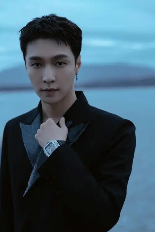 张艺兴黑西装九宫格大片