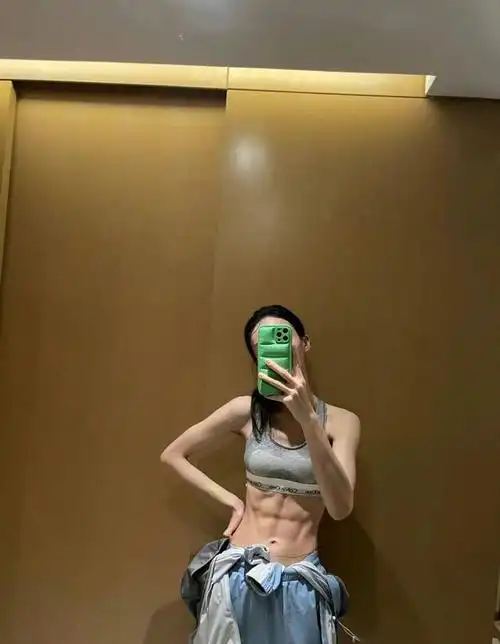 金晨在2023elle风尚大典红毯上展现了她纤细的腰肢和强健的腹肌.