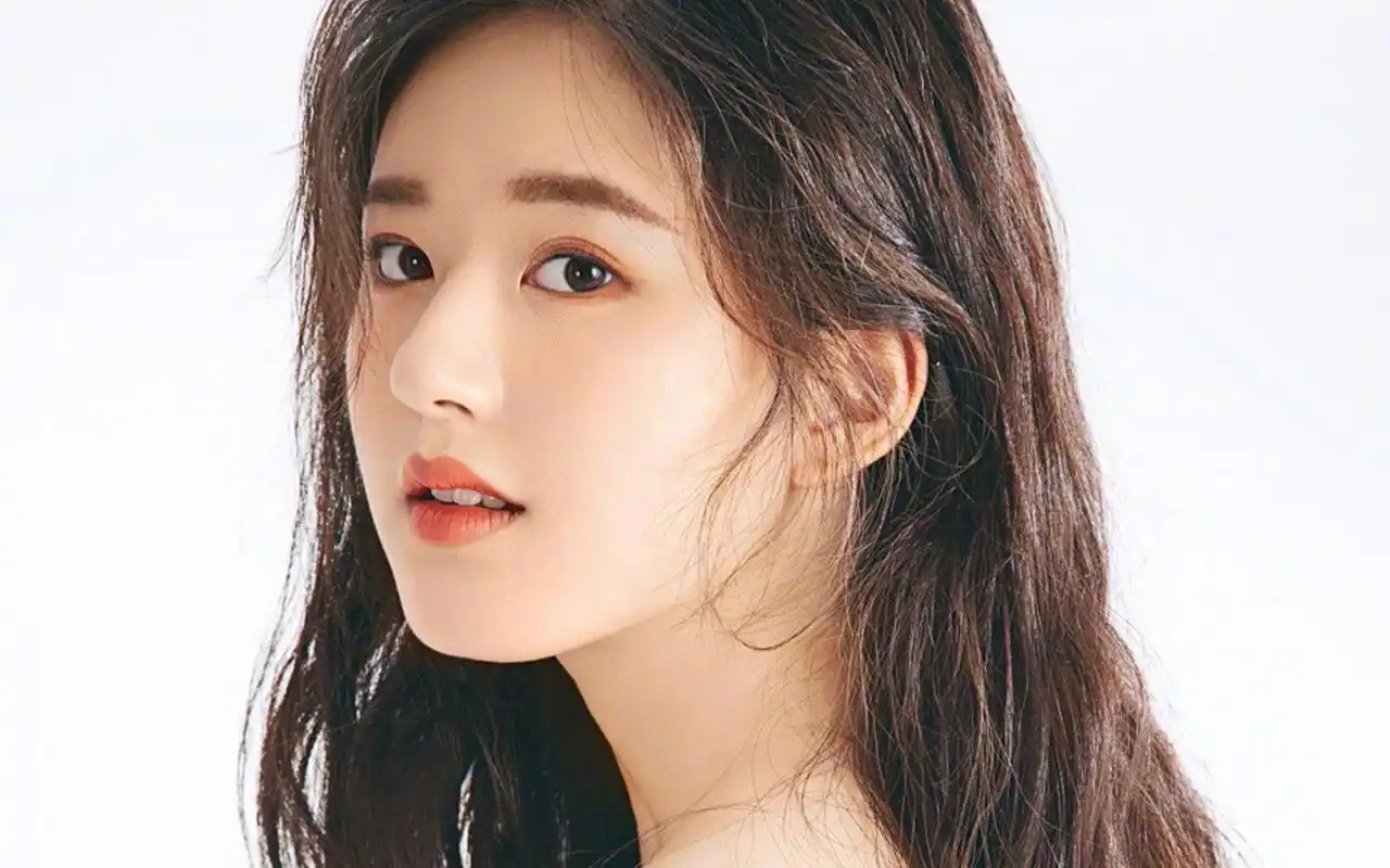 甜美女星赵露思清纯俏皮桌面壁纸图片