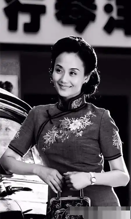 第一部电影作品就是被誉为经典的《三毛从军记》,在电影中李颖饰演有