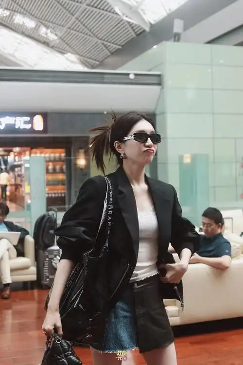江疏影机场跟拍素颜也是美美的