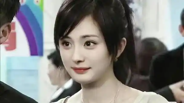 杨幂银河星空套装#视频来源:尤尤看脸科普君的微博视频