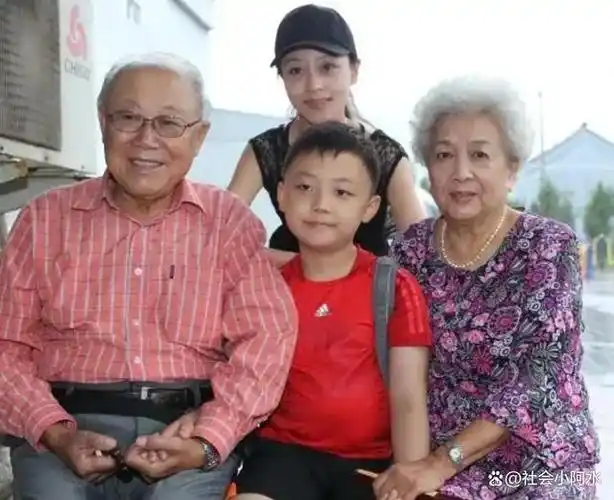 让她在晚年仍然有人看望,带去温暖和陪伴,这对于她失去丈夫后孤独的