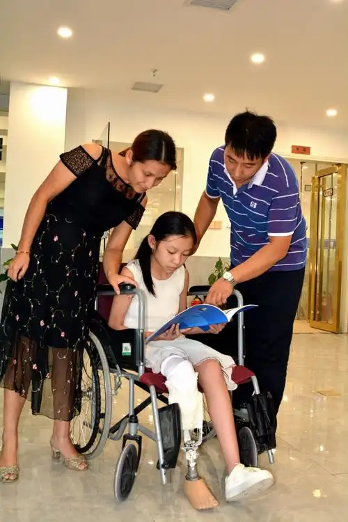 公司向患者介绍假肢