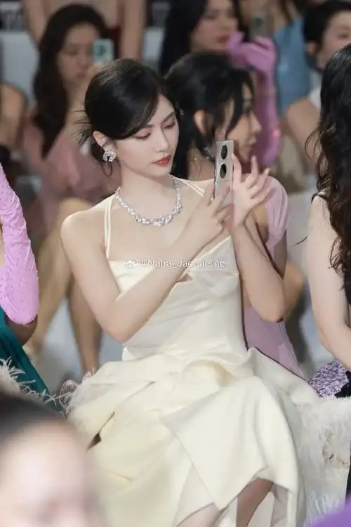歌手,演员@许佳琪kiki身着nana jacqueline 2024春夏系列《giardino