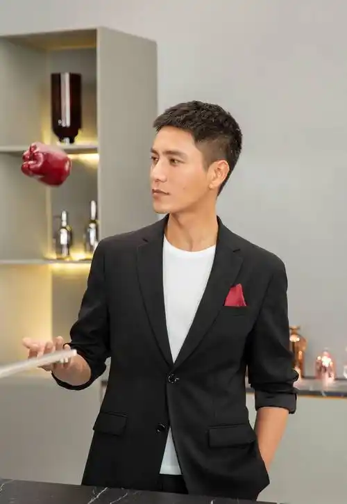 陈坤和舒淇同框大片,俩人同穿黑色西装,陈坤寸头雅痞又帅气_时尚_气质