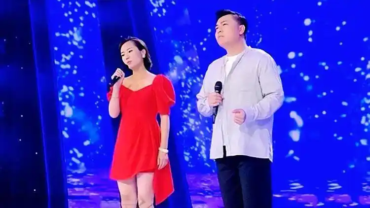 云朵竟与老公同台?