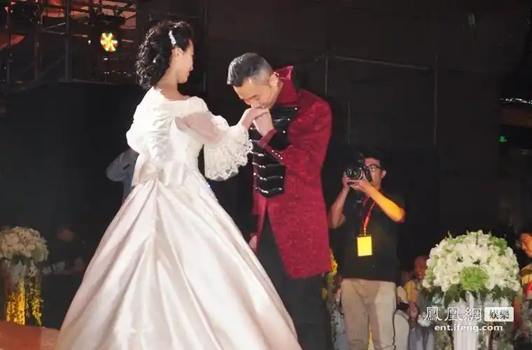 《达人秀》主持人程雷与小18岁娇妻大婚[高清大图]