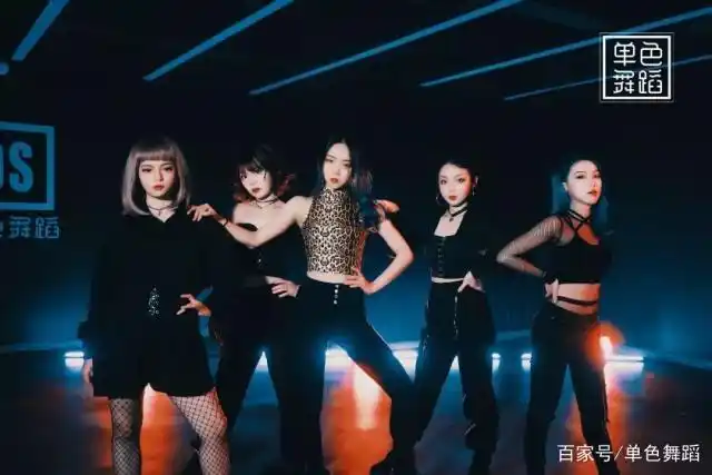 若要问到韩国近来的大势女团 粉墨(blackpink)必须有姓名 几位成员也