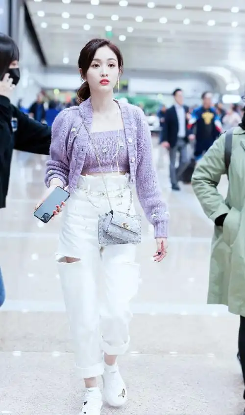 吴宣仪机场穿搭非一般紫色开衫配抹胸秀出蚂蚁腰主要气质太好