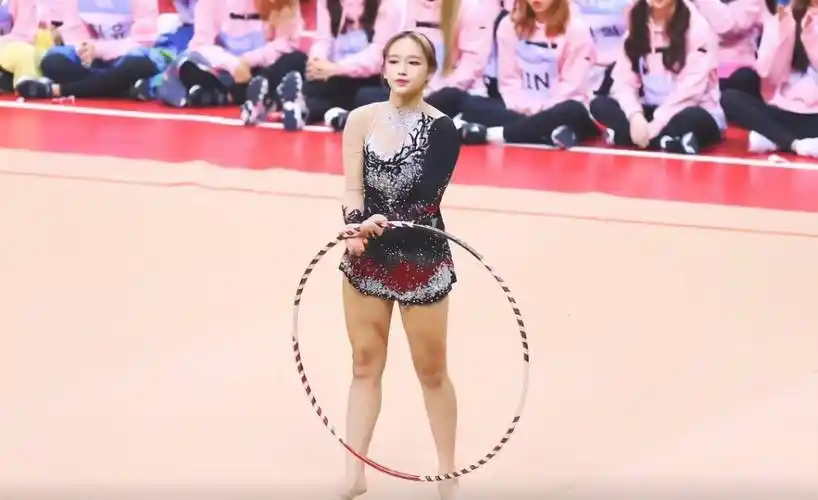 失去了精修待遇,没有ps的身材成了亮点_表演_体操_王一博