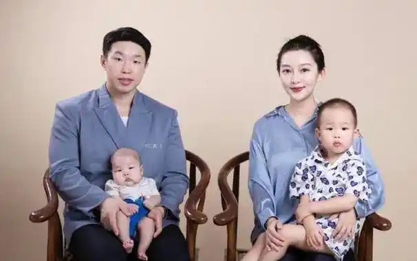 身为"德云社敢死队长",35岁的孔云龙已经低调地结婚生娃,妻子很美