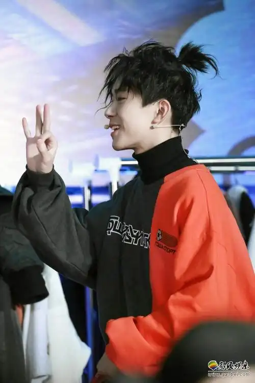 易烊千玺嘻哈装扮现身这就是街舞发布会扎朝天辫雅痞气质