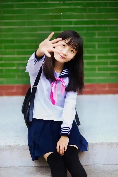 清纯可爱的校园美女校服诱惑写真