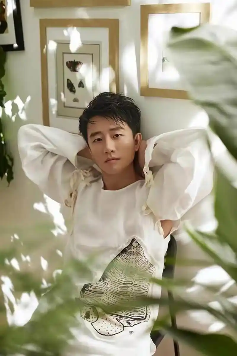 黄轩摸杨幂大腿画面曝光,被传常吃女星豆腐,说入戏太深情难自已