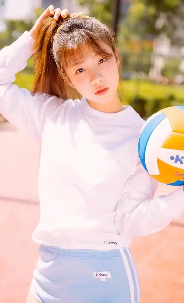 扎马尾的女孩 有着少女般的可爱 皮肤白里透红