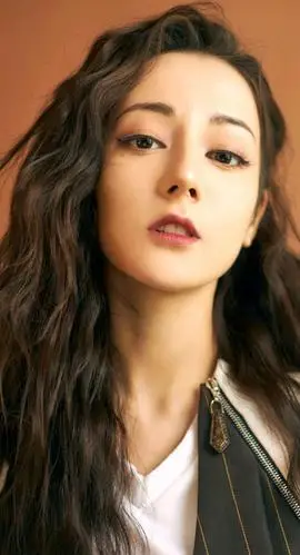 迪丽热巴帅气写真,又美又酷,又不失温柔