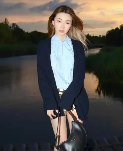 郑恺前女友程晓玥背万元包晒落日余晖照片,身材纤细,比苗苗精致