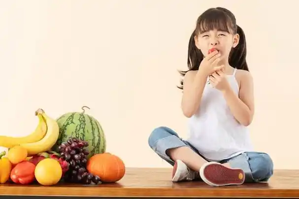 高度近视小女(高度近视小女孩戴眼镜)-天晟网