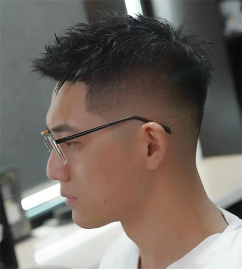 男生都在剪的前刺发型 今年男生短发趋势公开
