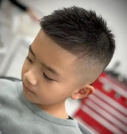 这款小男孩短发发型,非常清爽利落,前面的刘海直线剪裁,时尚好看又