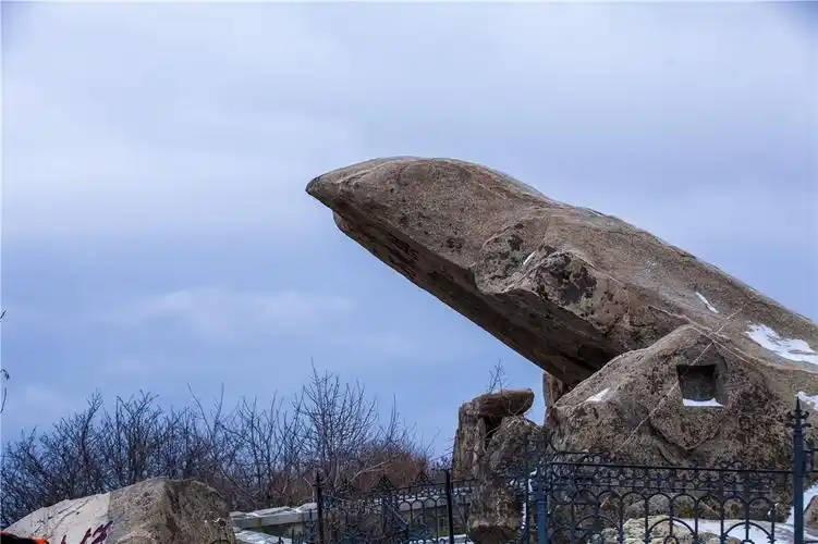拱北石位于观日出最佳地点日观峰上,那边有气象台宾馆,旭日宾馆,迎旭