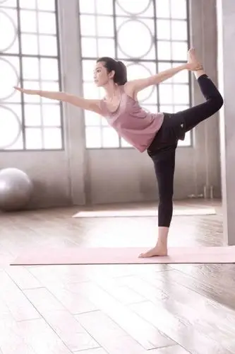 图文:李冰冰全新运动写真-李冰冰练瑜伽